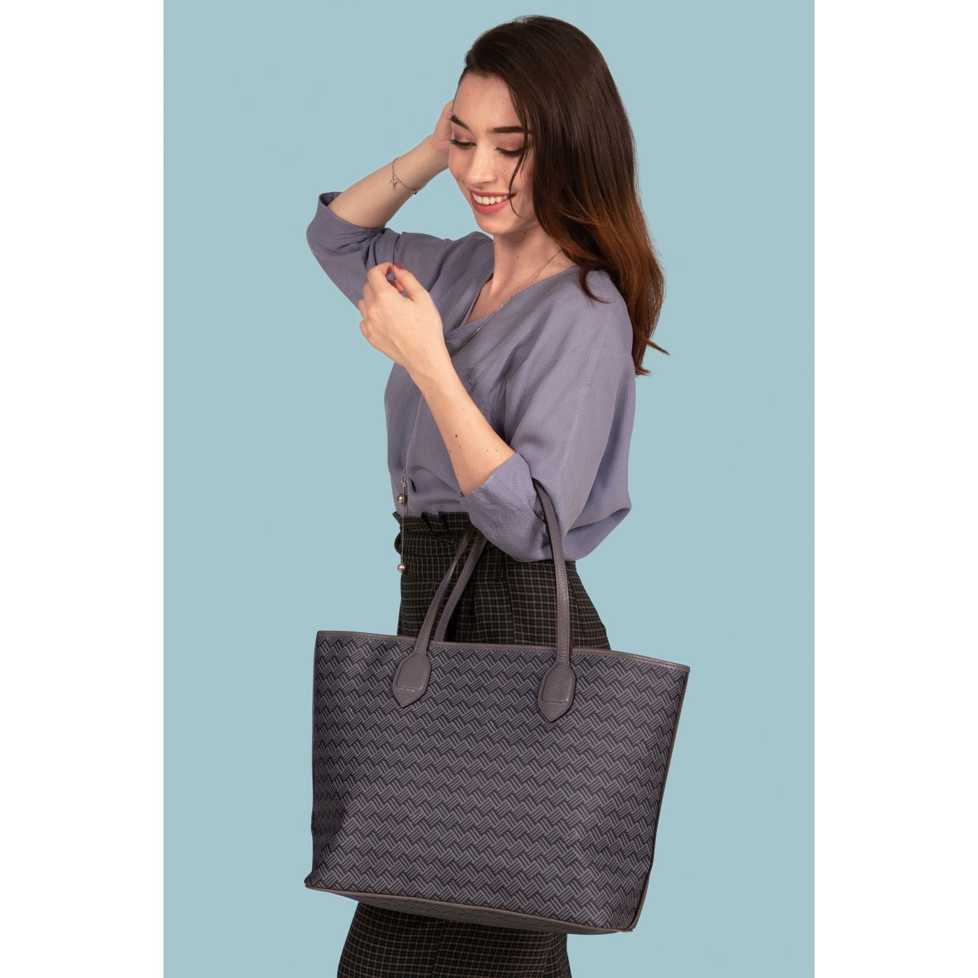 Women's One Luxe Training Tote Bag In Cave Stone/cave Stone/college Grey